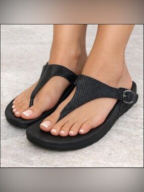 FitFlop The Skinny embossed leather thong sandals women’s size 8